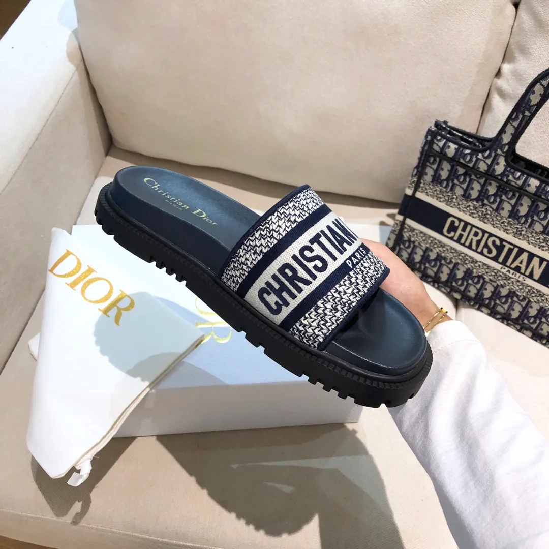 👟👟Ex-factory price P360👟👟 New version 2024- Water platform version DIOR early spring new jacquard embroidered sandals ✨🧚‍♀️ 〰〰️〰️〰️〰️️ As the D family's flagship presbyopia embroidery series sandals, new colors are added every year, and they are sold out as soon as they are new. The embroidery design is three-dimensional and very exquisite, simple and elegant, and not picky at all. It can be held in any occasion and makes people fall in love with it. ✨ Exclusive custom-made letter three-dimensional embroidery upper, high-density electric embroidery technology, without any connections or overlaps, perfect quality and complex craftsmanship. Consistent with the original version, comfortable and soft, please note the size: 35-41✨